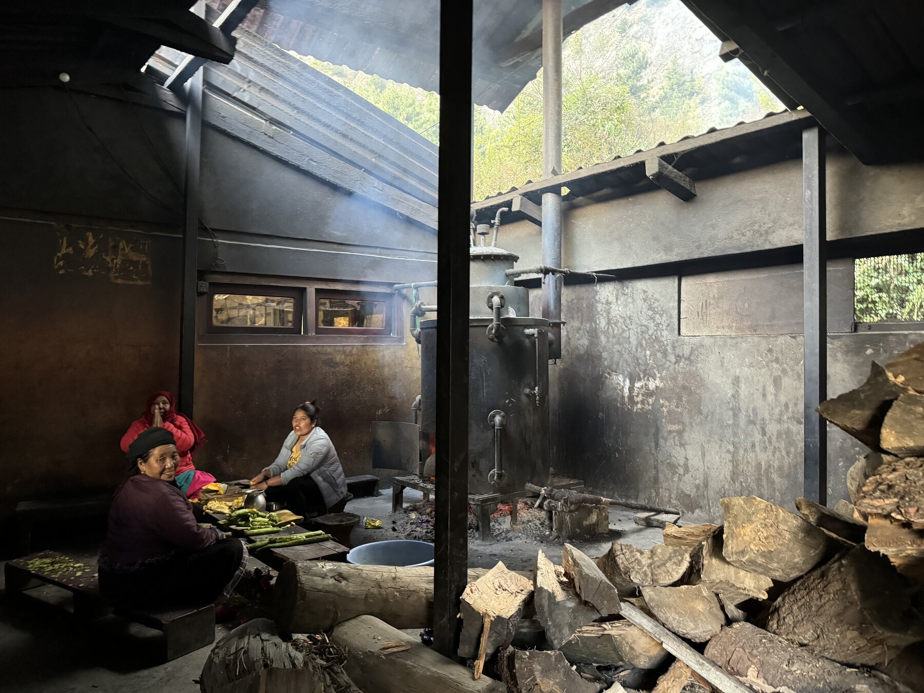 尼泊爾山區學校簡樸的用餐環境