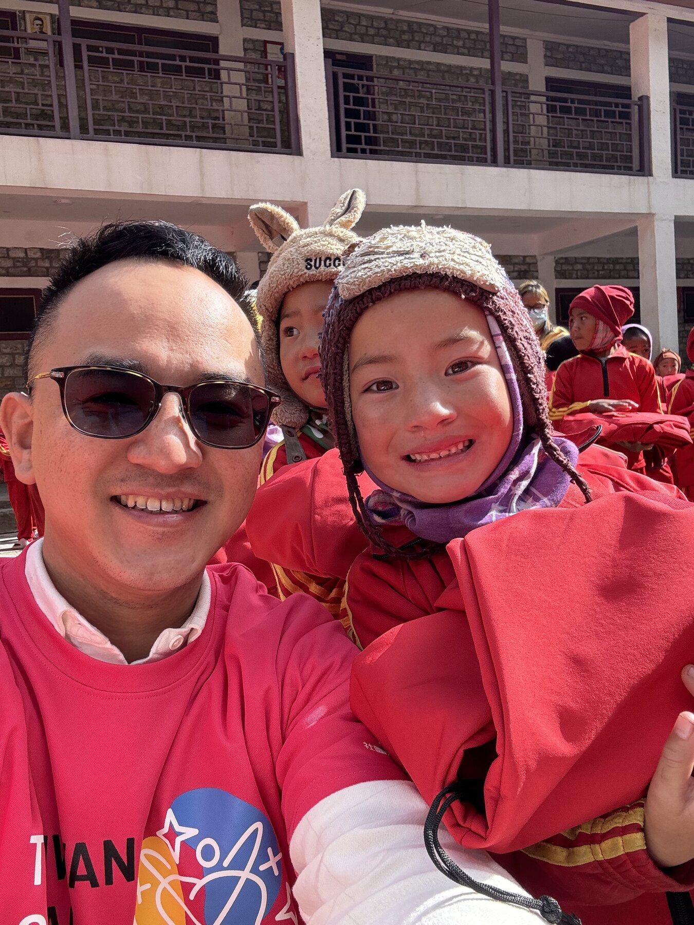 TOCA 志工與尼泊爾學童在校園中留下笑容