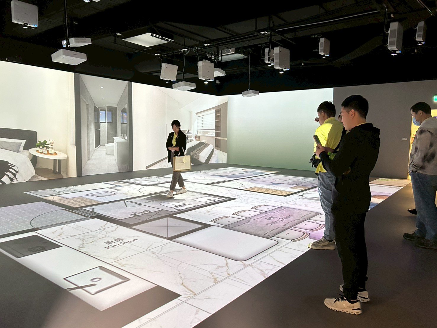 磬揚建設團隊於力信建築集團展示空間參訪